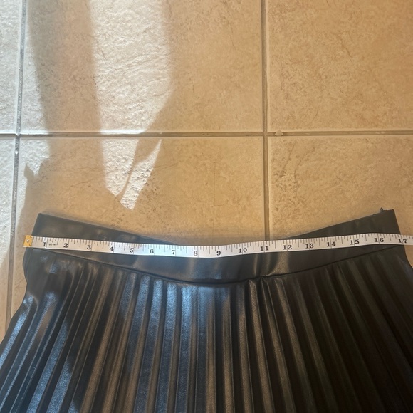 Fashion Nova Pleated Faux Leather Black Skirt - Picture 2 of 4